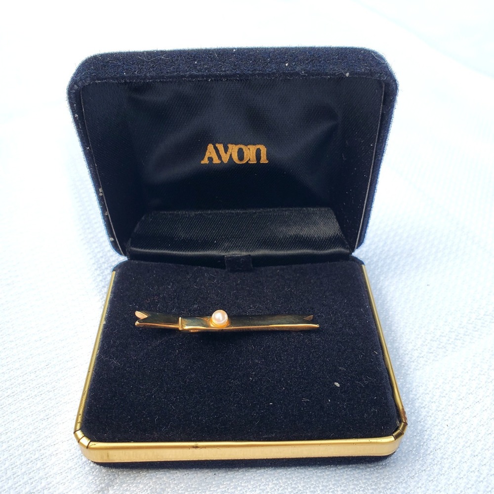 Vintage Avon 1983 The President's Club Achievement Jewelry Gold Tone Pin Pearl